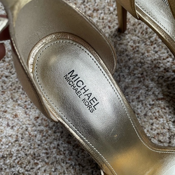 Michael Kors  Pale Gold Star Applique metallic leather Heels Size 9 NWOT - Picture 5 of 10